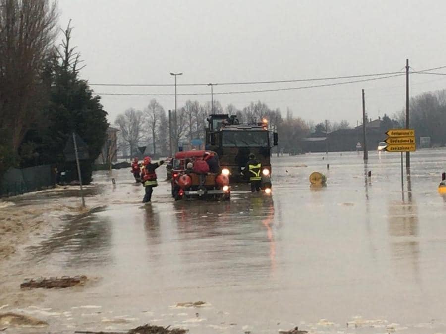 L'intervento dell'esercito in seguito all'esondazione del fiume Reno nel Bolognese (ANSA)