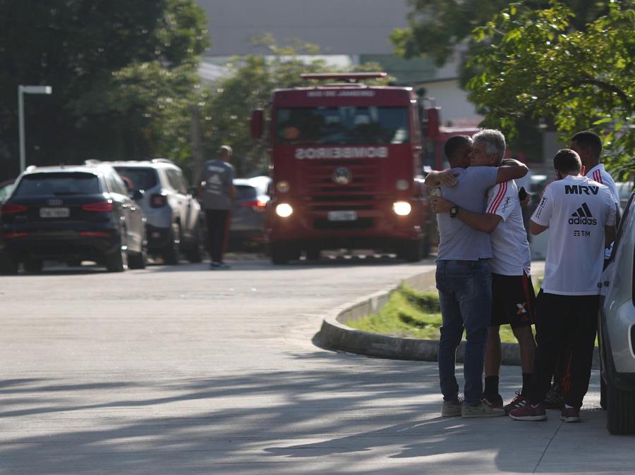 Persone in attesa di notizie all’ingresso del centro sprtivo del Flamengo. (REUTERS/Ricardo Moraes)