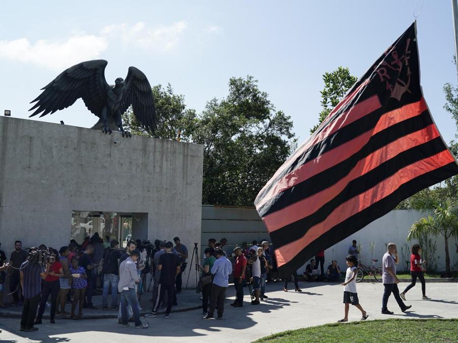 Persone in attesa di notizie all’ingresso del centro sprtivo del Flamengo. (AP Photo/Leo Correa)