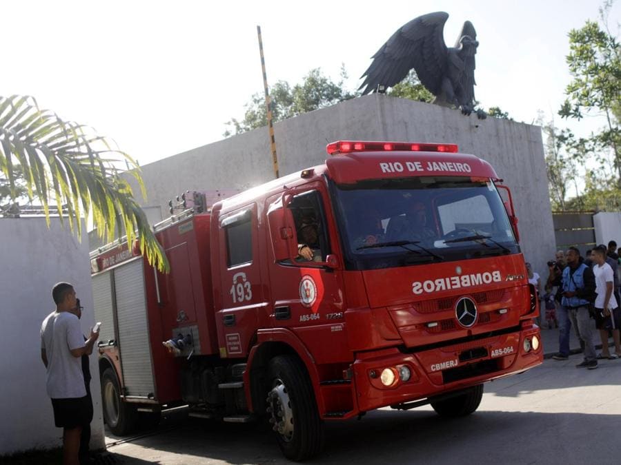 Vigili del fuoco escono dal centro di allenamento del Floamengo. (REUTERS/Ricardo Moraes)