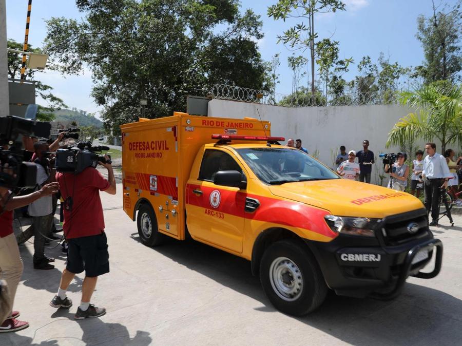 Automezzo della Civil Defense esce nel centro sportivo del Flamengo.  (EPA/Antonio Lacerda)