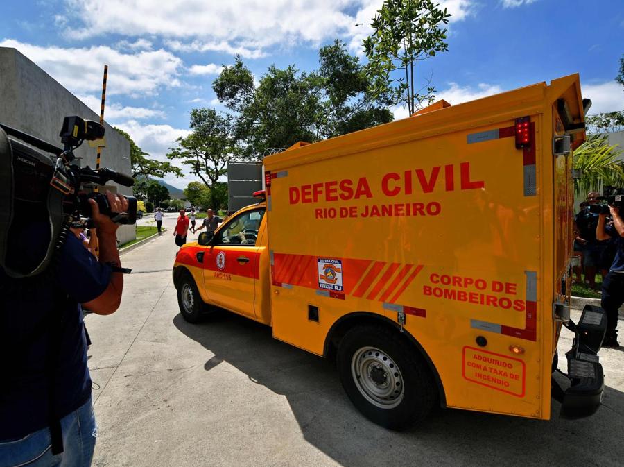 Automezzo della Civil Defense entra nel centro sportivo del Flamengo. (Photo by CARL DE SOUZA / AFP)