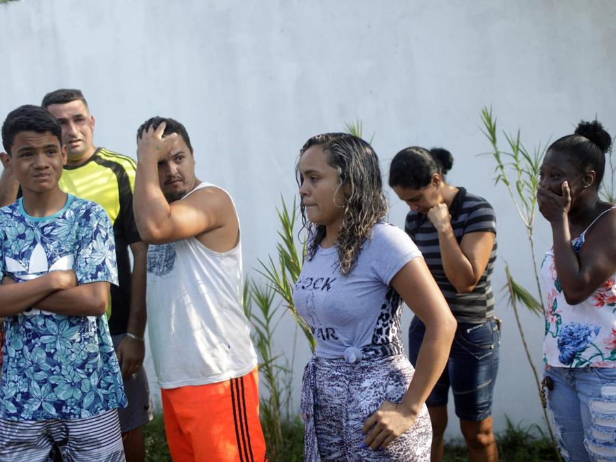 Persone in attesa di notizie all’ingresso del centro sprtivo del Flamengo. (REUTERS/Ricardo Moraes)