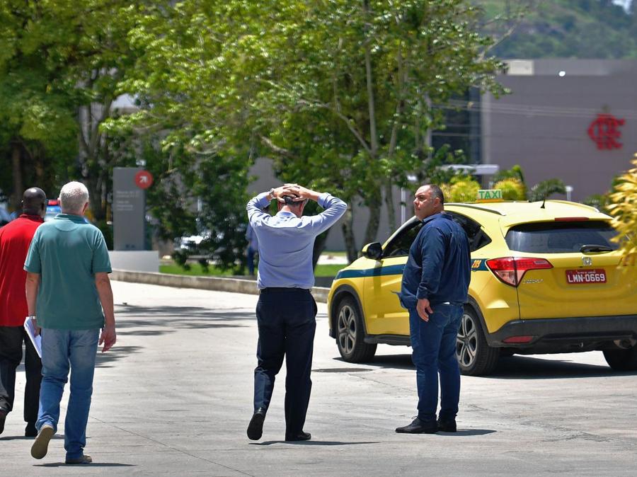 Il presidelte del Flamengo Rodolfo Landim si avvia all’ingresso del centro sportivo. (Photo by CARL DE SOUZA / AFP)