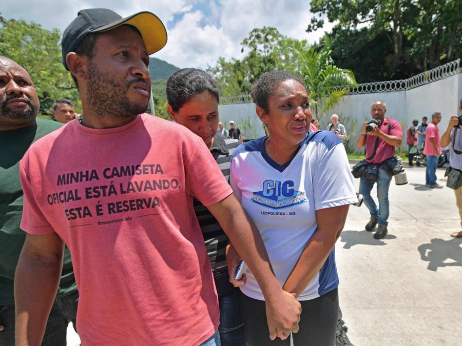 Persone in attesa di notizie all’ingresso del centro sprtivo del Flamengo. (Photo by CARL DE SOUZA / AFP)