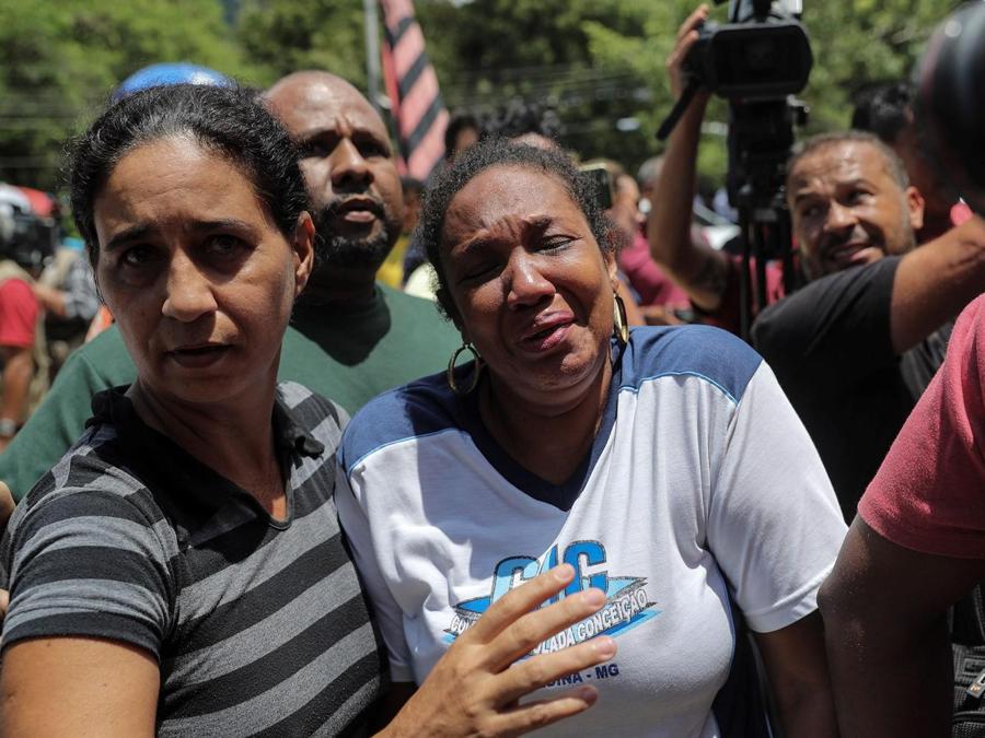 Persone in attesa di notizie all’ingresso del centro sprtivo del Flamengo. (EPA/ABNTONIO LACERDA)