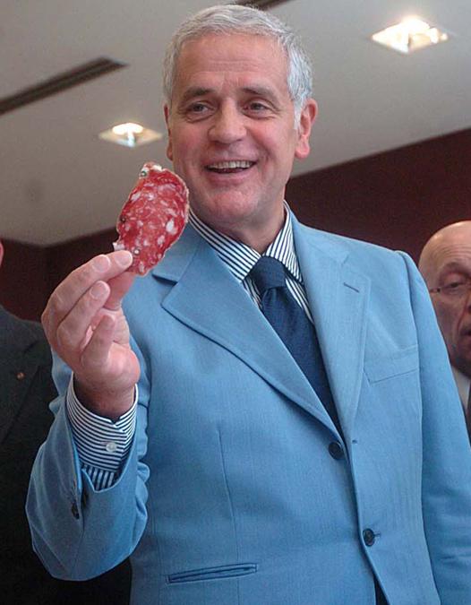 20090430 - MILANO - HTH - NUOVA INFLUENZA: FORMIGONI, ALLARMISMO INGIUSTIFICATO. Il presidente della Regione Lombardia, Roberto Formigoni, degustano i salumi per dimostrare che la carne suina non è pericolosa, stamani a Milano. ANSA/DRN 
