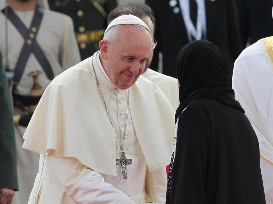 Papa Francesco stringe la mano ad Amal Al Qubaisi (destra), Presidente del Consiglio Nazionale Federale degli Emirati Arabi Uniti. EPA/ALI HAIDER