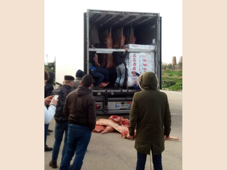 La protesta dei pastori sardi per il crollo del prezzo del latte arriva nello scalo di Porto Torres (Sassari). Oltre un centinaio di contestatori ha fermato i tir frigo imbarcati a Genova. Gli allevatori hanno fermato un mezzo che trasportava carni suine provenienti dalla Francia e hanno gettato gran parte del carico a terra, chiedendo l'intervento delle autorità sanitarie e denunciando “le pessime condizioni della merce destinata al mercato locale”. ANSA/FOIS