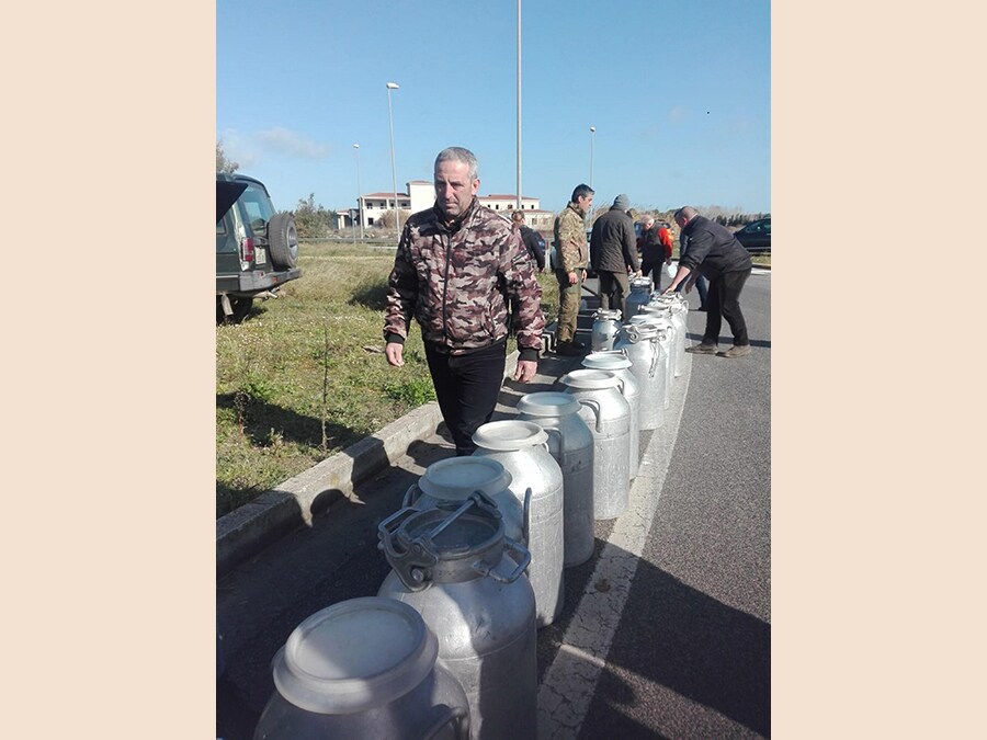 La protesta dei pastori sardi scesi in strada e davanti ai caseifici per protestare contro il prezzo del latte venduto agli industriali ad un prezzo ritenuto troppo basso. ANSA/ GIAN MARIO SIAS