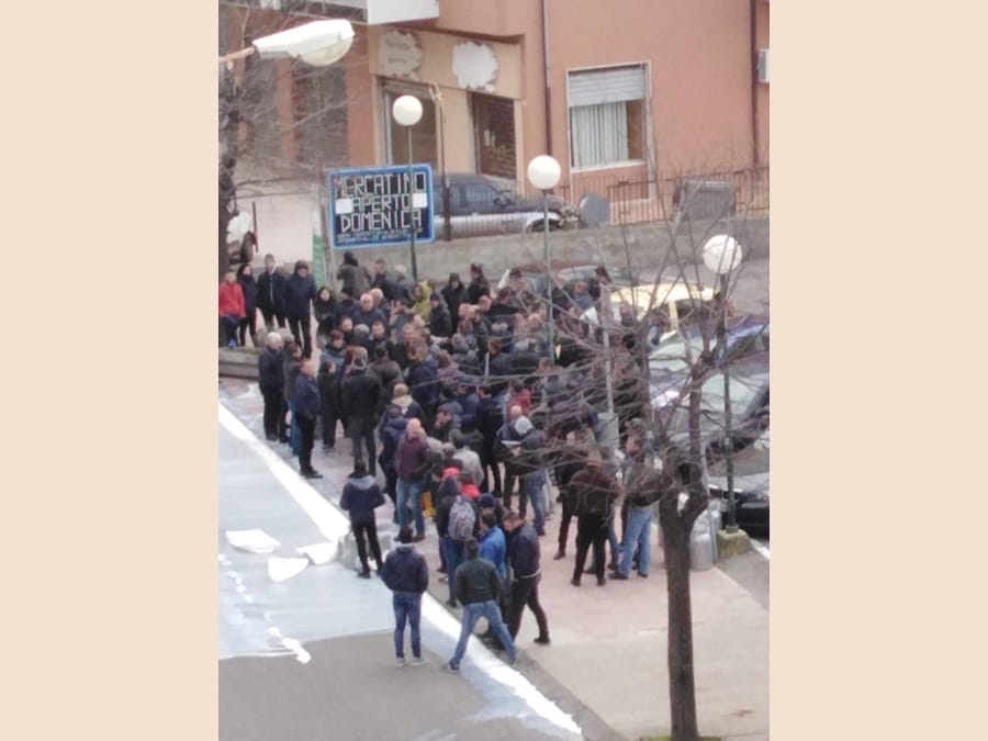 La protesta dei pastori sardi per il crollo del prezzo del latte ovino in Sardegna, Cagliari. ANSA/MARIA GIOVANNA FOSSATI