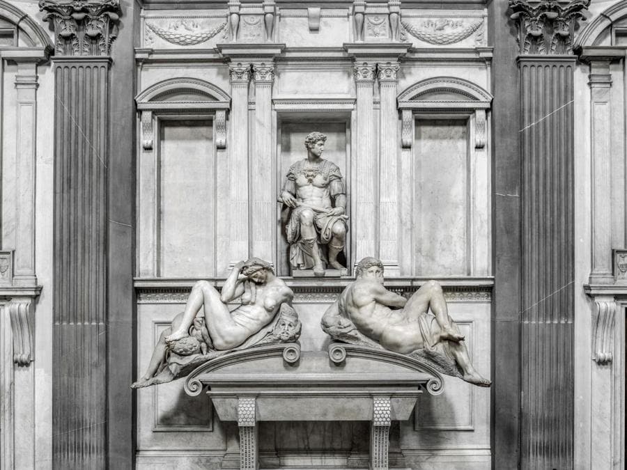 La Sagrestia nuova delle Cappelle Medicee di Firenze, luogo di sepoltura di Lorenzo il Magnifico e Giuliano de' Medici, torna a condizioni luminose vicine a quelle create da Michelangelo che la progettò nel 1519. Apparati led realizzati su misura offrono una luce morbida così come nel progetto originario del Buonarroti, alterato poi dalla costruzione, fra il '500 e il '600, della Cappella dei Principi che intercetta per parte dell'anno il tragitto del sole. L'intervento è stato promosso dai Musei del Bargello in collaborazione con Lottomatica. ANSA/ANDREA JEMOLO