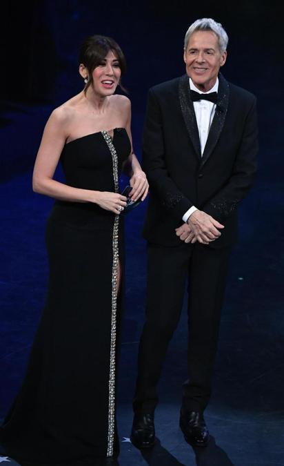 Virginia Raffaele nel secondo look firmato Armani Privé con Claudio Baglioni