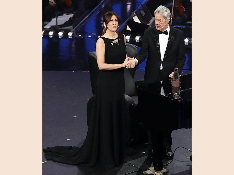 Virginia Raffaele (in Elsa Schiaparelli) con Claudio Baglioni. (Ansa / Riccardo Antimiani)