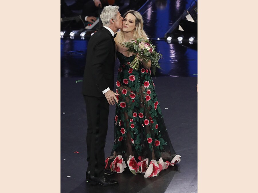 Laura Chiatti, in Dolce&Gabbana, con Claudio Baglioni. (Ansa / Riccardo Antimiani)