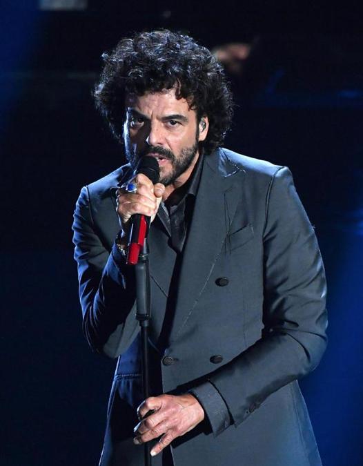 Francesco Renga ha indossato una creazione di Mautizio Miri