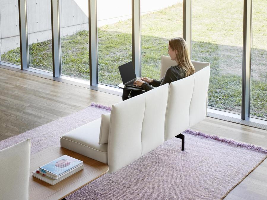 Vitra, Soft Work, design Edward Barber e Jay Osgerby. Sistema di seduta modulare che offre una piattaforma versatile. Oltre alle opzioni di sedute ergonomiche, comprende superfici pratiche come tavoli, prese di corrente e stazioni di ricarica, Sedie e tavoli mobili possono essere allestiti e poi riposti secondo la necessità e l'aggiunta di pannelli crea spazi per mantenere la massima concentrazione