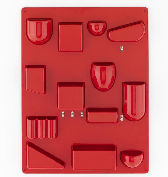 Vitra, Uten.Silo, design Dorothee Becker. Grazie ai contenitori di diverse forme e dimensioni, ai ganci metallici e alle clip Uten.Silo assicura l‘ordine in casa e in ufficio. Disponibile nel formato originale del 1969 e nella versione ridotta del 1970 nei colori bianco, nero e rosso