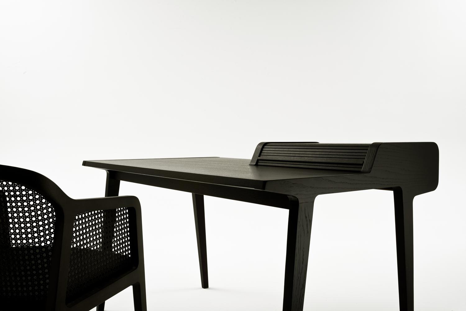  Colé, Tapparelle, design di Emmanuel Gallina. Scrittoio con tapparella scorrevole portaoggetti. Gambe in massello di rovere e piano impiallacciato in rovere. Disponibile nella finitura rovere naturale e rovere tinto canaletto (nella foto)