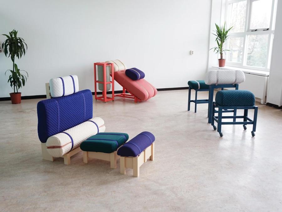 Triclinium Gum, collezione Grafeiophobia di Geoffrey Pascal. Mobile da lavoro composto da strutture in legno modulabili e cuscini in poliuretano espanso che permette di lavorare senza affaticare collo e schiena. Della stessa collezione, nata come progetto di laurea del designer francese alla Design Academy Eindhoven, fanno parte i mobili ergonomici Flyng Man e Basic Beste
