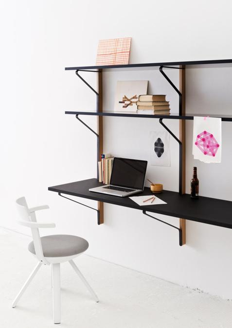 Artek, collezione Kaari, design di Ronan & Erwan Bourellec. Scrivania con scaffalatura in acciaio e legno massello laccato