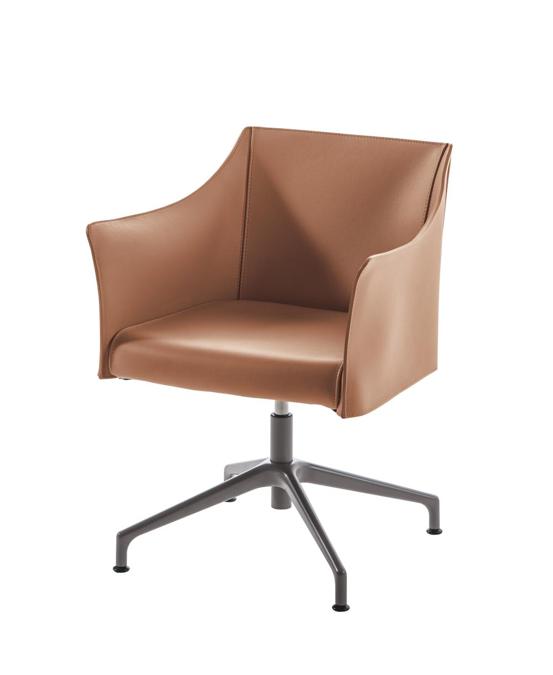 Cappellini, O-CAP, Jasper Morrison.È un foglio di cuoio tagliato e sagomato intorno all'idea di una seduta, l'elemento da cui è partito Jasper Morrison per definire la poltroncina O-Cap. Un'evoluzione tecnologica della Cap-Chair del 2013, che riconferma una straordinaria complessità in fase di esecuzione. O-Cap ripropone la scocca in cuoio pieno fiore e/o pigmentato a taglio vivo che in questa nuova poltroncina ne diventa l'anima per conferire sostegno, avvolgenza e morbidezza a una struttura in metallo ridotta al minimo, così da offrire grande stabilità nella massima leggerezza. La base in alluminio, anch'essa completamente alleggerita, è disponibile a quattro razze con puntali e cinque razze con e senza ruote. Pensata per l'ufficio e le aree lounge, con la sua fattura pregiata e le forme eleganti, O-Cap si adatta con disinvoltura anche al residenziale