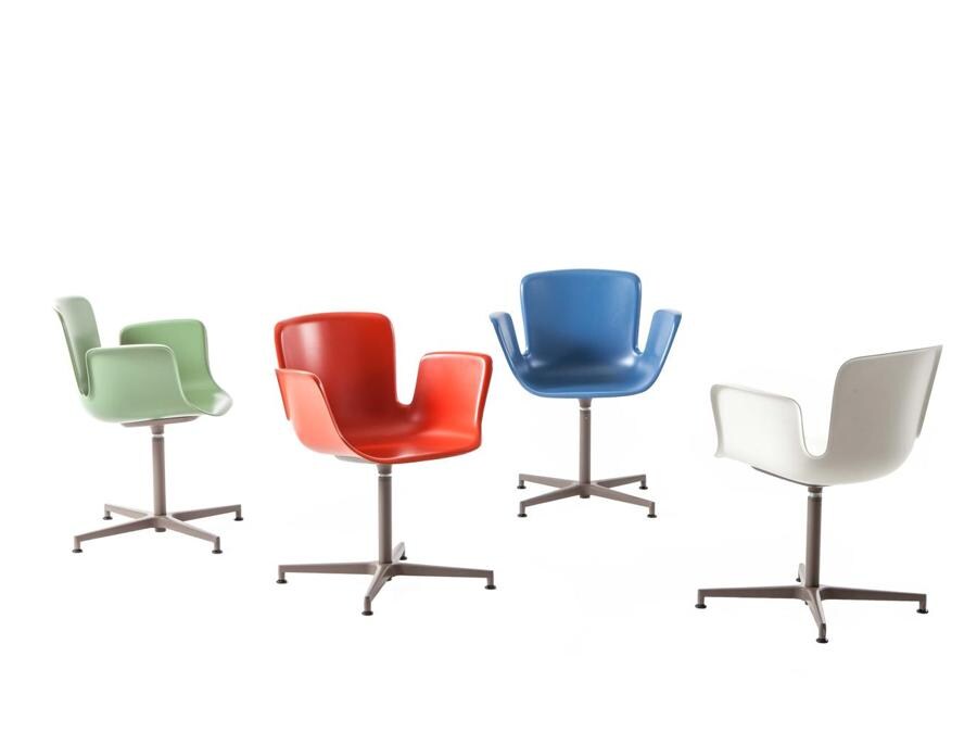 Cappellini, Juli Plastic, design di Werner Aisslinger. A più di vent'anni dal progetto originario, nasce una nuova variante della poltroncina Juli. Questa volta la scocca è stata ripensata nella lavorazione della plastica. Con un restyling quasi impercettibile che ha valorizzato i contenuti stilistici del primo progetto, le curvature della scocca sono state rese più leggere così da preservare la plasticità scultorea, oltre al comfort e all'ergonomia del progetto. Dalle varianti con base girevole a quelle con gambe in legno, fino all'eleganza stilistica del modello con appoggio in tubolare di metallo, Juli Plastic gioca con i toni del rosso aragosta e del verde salvia, in una raffinata citazione neo-vintage