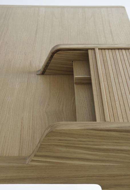 Colé, Tapparelle, design di Emmanuel Gallina. Scrittoio con tapparella scorrevole portaoggetti. Gambe in massello di rovere e piano impiallacciato in rovere. Disponibile nella finitura rovere naturale (nella foto un dettaglio) e rovere tinto canaletto