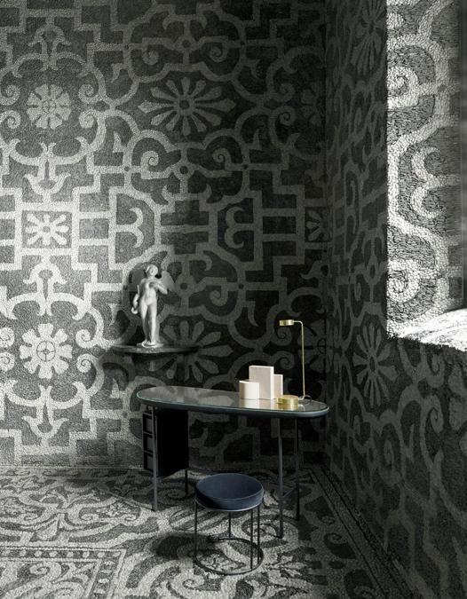 Living Divani, scrittoio Pebble, design di Lanzavecchia + Wai. Una struttura caratterizzata dal grafismo delle forme regge il piano d'appoggio smussato. Oggetto semplice nel disegno, è disponibile con top bisellato laccato nero opaco o rivestito in pelle, in vetro specchiato o in marmo. Base in tubolare di acciaio verniciata con polveri epossidiche grigio canna di fucile. Cassettiera a giorno a tre vani laccata nero opaco con cassetti rivestiti in cuoio