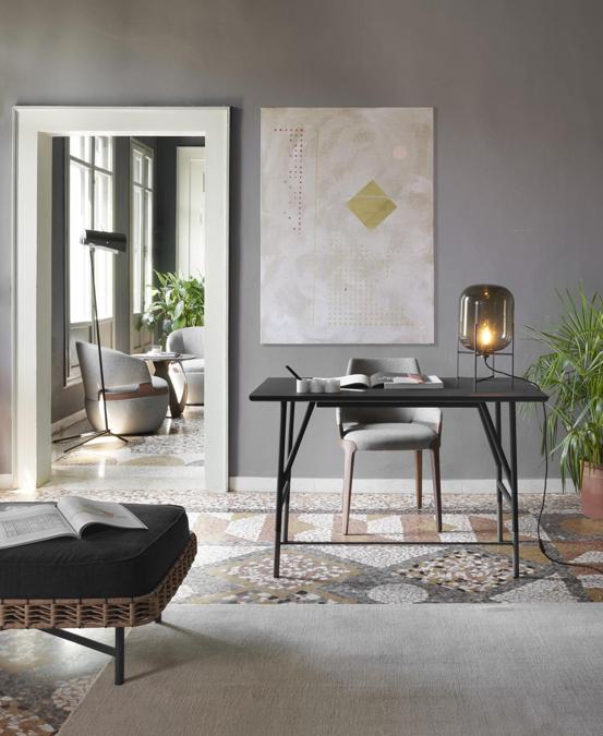 Potocco, WOOD_Y, design di Chiara Andreatti. Scrittoio minimal perfetto per l'home office, con l'opzionale dettaglio del cassetto sotto piano nella stessa finitura del mobile. L'intera struttura è realizzata in faggio con una morbida finitura laccato nero opaco effetto velvet, arricchita da piccoli dettagli : i piedini e le teste delle viti di fissaggio, entrambi con finitura ottone brunito, ne ritmano la linearità