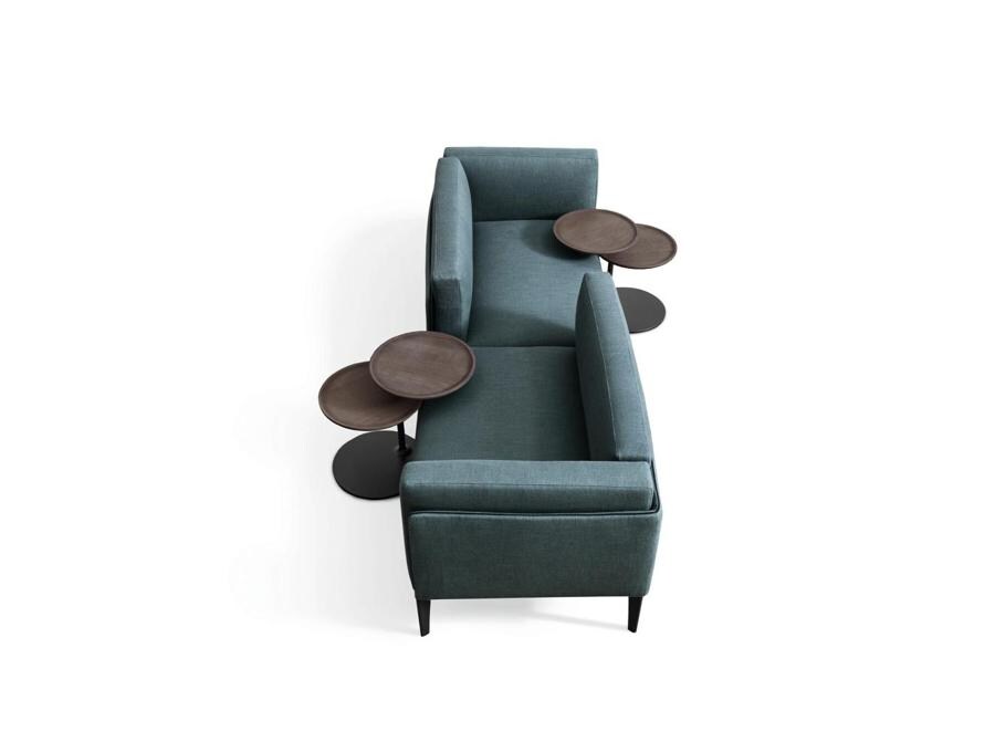 Molteni&C per UniFor, Lounge System, design di Rodolfo Dordoni. Sistema di divani e poltrone pensato per rispondere alle esigenze di una molteplicità di luoghi sia privati che pubblici, dove grazie alle connessioni wireless è possibile lavorare, riunirsi, discutere ma soprattutto connettersi