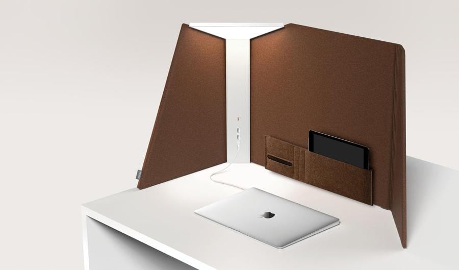 Pablo Designs, Corner Office, design di Peter Stathis e Michael McCoy. Sistema che ridefinisce lo spazio personale combinando tre elementi in un'unica soluzione. Composto da un set di pannelli fonoassorbenti in tessuto, reversibili e intercambiabili per diverse possibili configurazioni, disponibili nelle misure da 39 e 79 cm e nelle finiture turchese, castagna, stone grey e antracite. Dotato di una sorgente LED dimmerabile e angolare, questo sistema innovativo presenta porte USB integrate per ricaricare in qualsiasi momento device portatili come laptop, smartphone o tablet. Una tasca opzionale, inoltre, permette di custodire piccoli oggetti o accessori