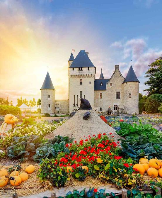 Chateau du Rivau, Valle della Loira, Francia - Il castello medievale riapre il 1 aprile con i suoi 14 giardini ispirati alle fiabe, il ristorante biologico, la bella fioritura dei tulipani (che si possono anche assaporare al ristorante) e la mostra “Omaggio a Leonardo”, dedicata a Leonardo Da Vinci e aperta fino al 5 novembre. Ideati da Patricia Laigneau oltre 20 anni fa, i giardini del Castello di Rivau sono stati classificati come “Jardin Remarquable” dal Ministero della Cultura francese. Sono inoltre Conservatorio della Rosa Profumata – con oltre 450 varietà di rose profumate - e Conservatorio degli Ortaggi della Regione del Centro, con la coltivazione di prodotti locali come il Cavolo rapa giallo di St. Marc, il Fagiolo del Barangeon, la Lattughina del Berry, la Zucca di Touraine.