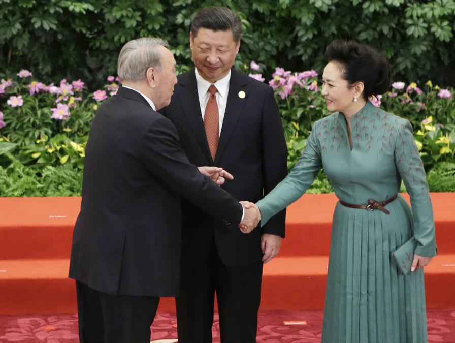 2017, Pechino. In occasione del Belt and Road Forum.  Xi Jinping  con la moglie Peng Liyuan e Nursultan Nazarbayev (Epa)