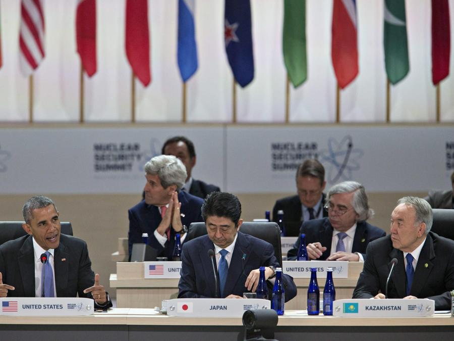 2016, Washington. Nuclear Security Summit.  Da sinistra, Barack Obama, Shinzo Abe e Nursultan Nazarbayev (Epa)