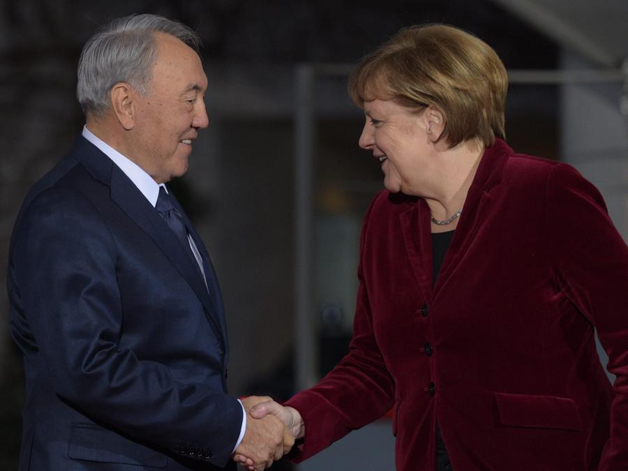 2015, Berlino.  Con Angela Merkel (Epa)