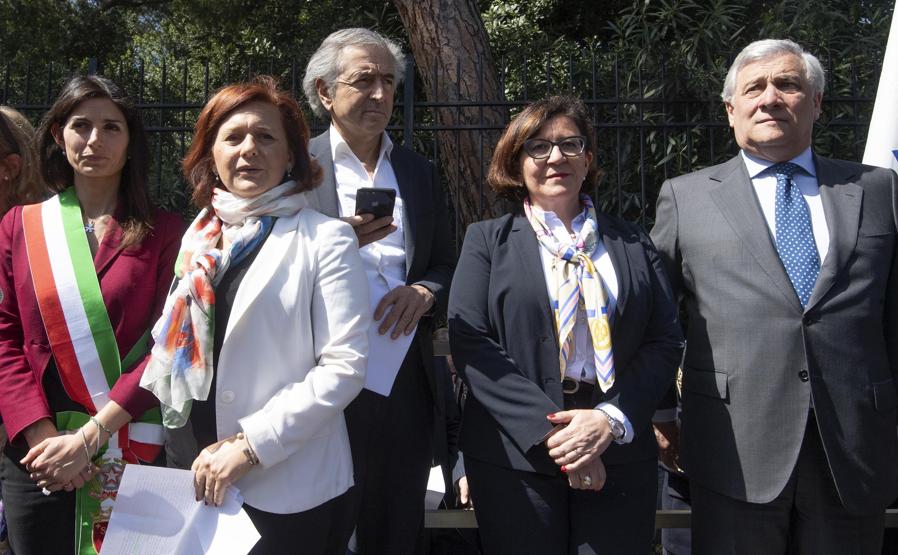 La sindaca di Roma, Virginia Raggi, e la presidente della Comunità Ebraica di Roma, Ruth Dureghello, il filosofo francese, Henry Levy; il ministro della Difesa, Elisabetta Trenta e il presidente del Parlamento Europeo, Antonio Tajani, durante la cerimonia per la Festa della Liberazione presso il Cimitero di guerra del Commonwealth. (ANSA/CLAUDIO PERI)