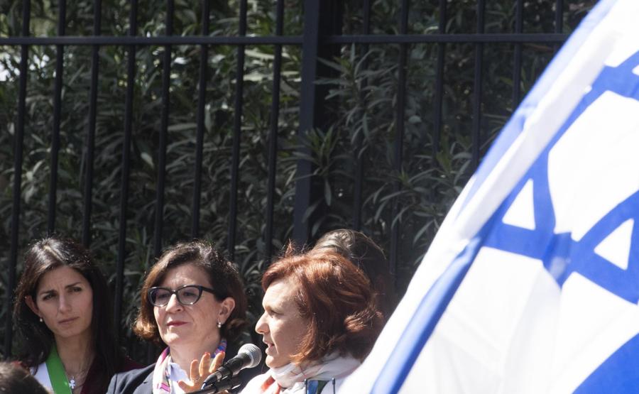 La sindaca di Roma, Virginia Raggi, il ministro della Difesa, Elisabetta Trenta e la presidente della Comunità Ebraica di Roma, Ruth Dureghello, durante la cerimonia per la Festa della Liberazione presso il Cimitero di guerra del Commonwealth. Roma, 25 aprile 2019. (ANSA/CLAUDIO PERI)