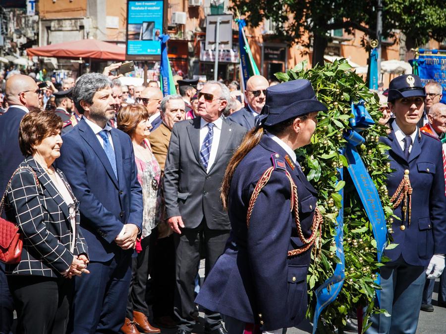 Il presidente della Camera Roberto Fico durante le celebrazioni per il 25 Aprile in piazza Salvo D'Aquisto a Napoli. (ANSA/CESARE ABBATE)