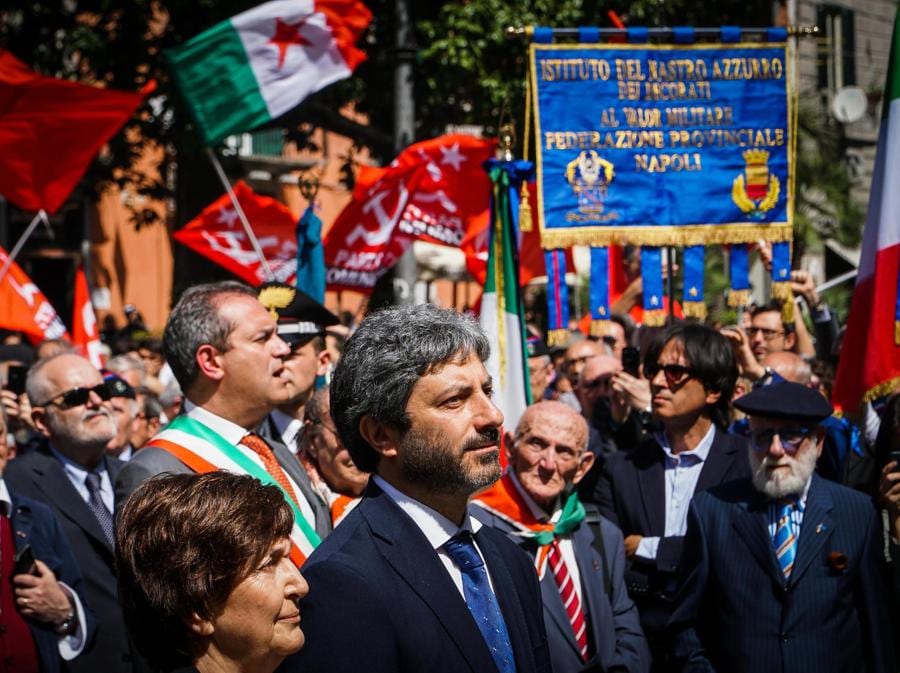Il presidente della Camera Roberto Fico durante le celebrazioni per il 25 Aprile in piazza Salvo D'Aquisto a Napoli. (ANSA/CESARE ABBATE)