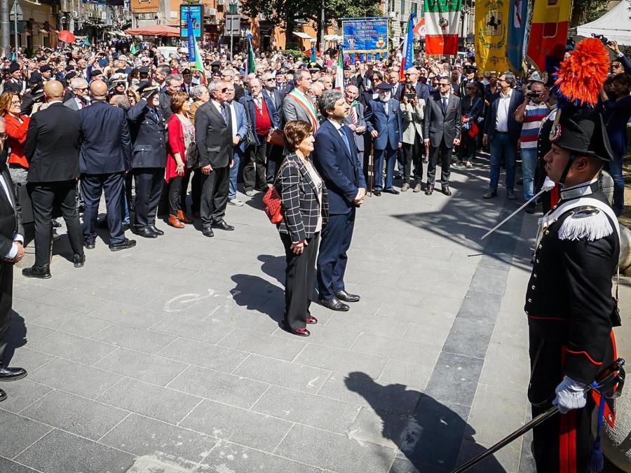 Il presidente della Camera Roberto Fico durante le celebrazioni per il 25 Aprile in piazza Salvo D'Aquisto a Napoli. (ANSA/CESARE ABBATE)