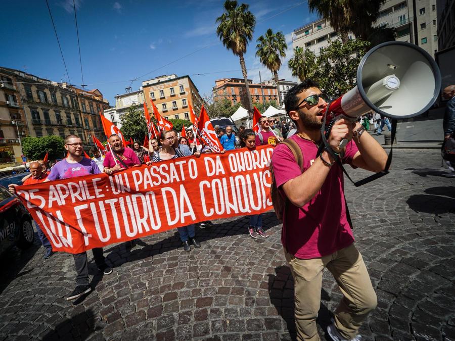Manifestanti durante le celebrazioni a Napoli ( ANSA/CESARE ABBATE)