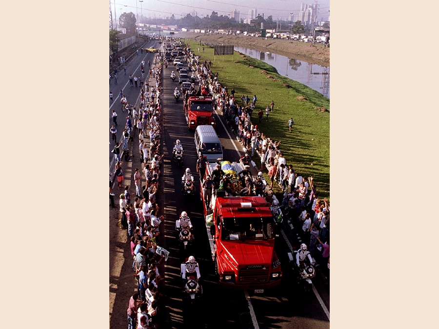 4 maggio 1994. Un corteo di automobili  accompagna la bara di Ayrton Senna  dall'aeroporto di San Paolo al centro della città.  (Reuters) 