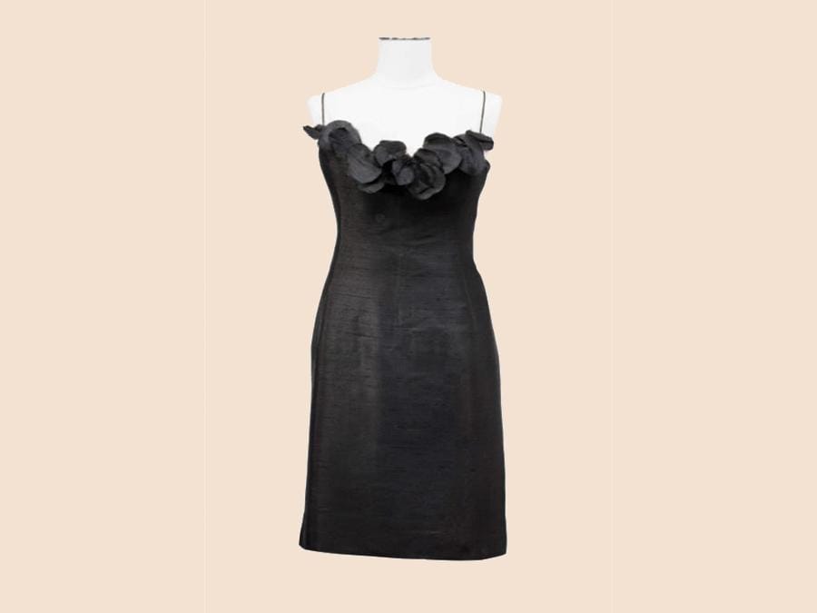 Nina Ricci . Haute Couture, 1963 circa. Un abito da cocktail nero decorato con petali di seta che sottolineano il décolleté. Stima: € 2.500-3.500