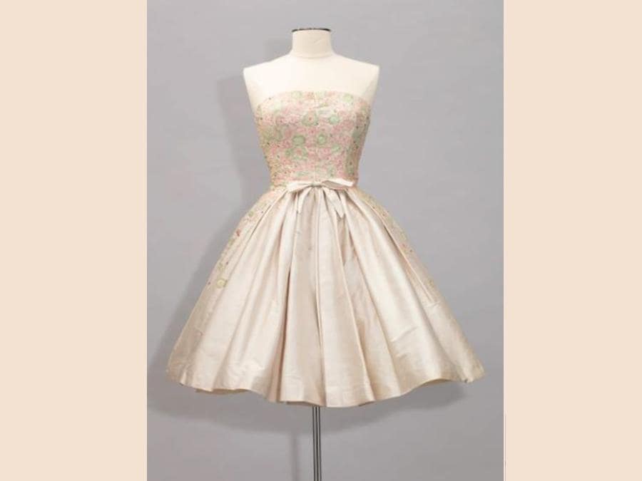 Emilio Schuberth. Haute Couture primavera/estate 1959. Un abito da sera corto in raso avorio con ricami in pizzo e paillettes. Stima: € 4.000-6.000