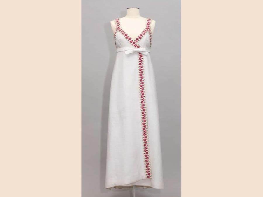 Nina Ricci. Haute Couture, 1967 circa. Un lungo abito di cotone bianco sporco con cabochon color arancio corallo attorno alle spalline e al collo. Stima: € 3.000-4.000