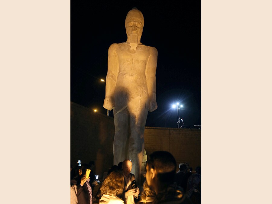 La statua di Ramses II, recentemente restaurata, da 70 pezzi rotti a un colosso completo, Sohag, Egitto. (Reuters/Mohamed Abd El Ghany)