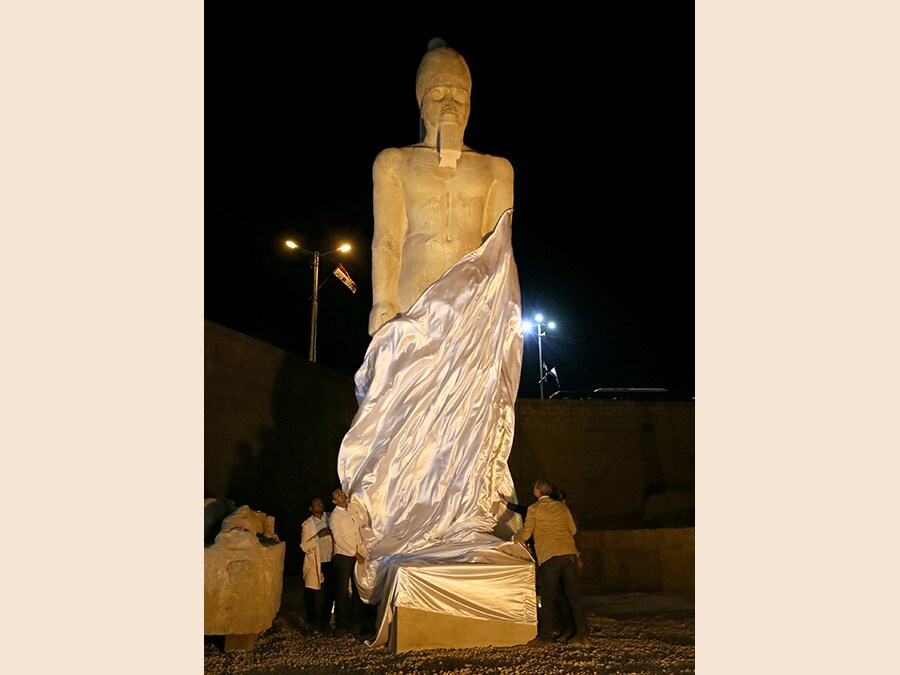 La presentazione della statua di Ramses II, recentemente restaurata, da 70 pezzi rotti a un colosso completo, Sohag, Egitto. (Reuters/Mohamed Abd El Ghany)