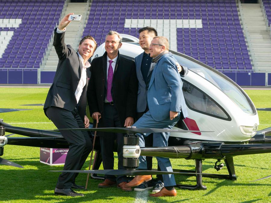 Da sinistra, Michael Stix, CEO di ProsiebenSat1Puls4, il ministro dei Trasporti austriaco Norbert Hofer, Derrick Xiong, co-fondatore di Ehang e Robert Machtlinger, CEO di Facc Ag (Photo by JOE KLAMAR / AFP)