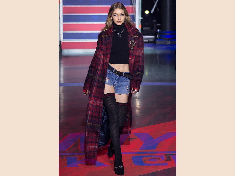 Grunge sulle passerelle di oggi: Gigi Hadid per Tommy Hilfiger